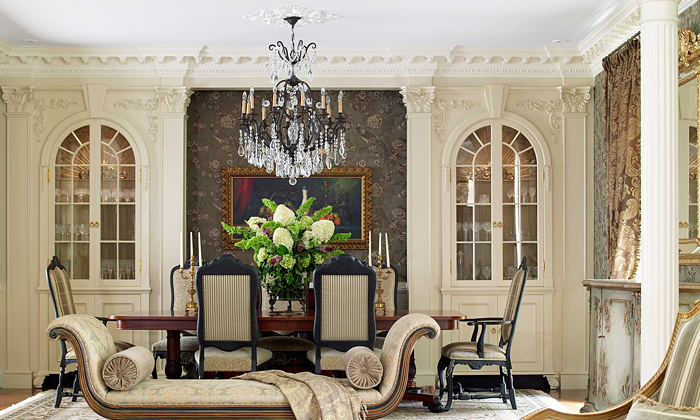 Интерьер с потолочными плинтусами под старину