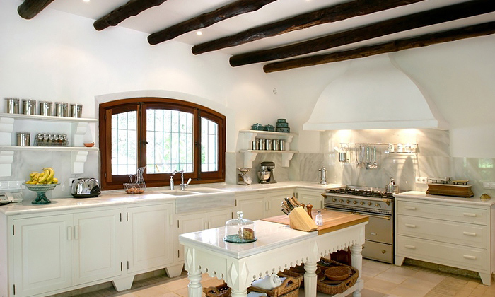 Потолочные балки Unix в деревенском интерьере