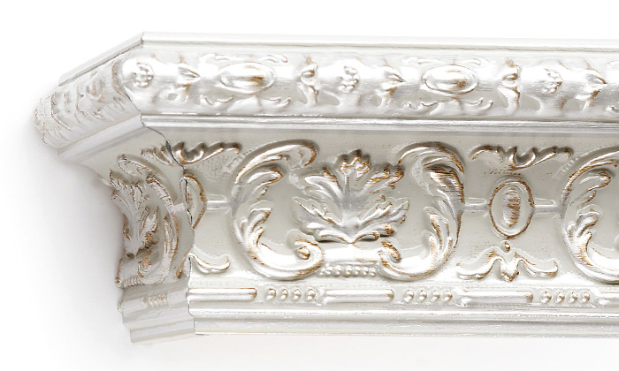 Интерьер с потолочными плинтусами. Рококо