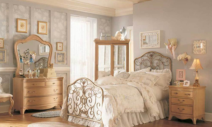 Интерьер с карнизами в стилях шебби-шик и винтаж