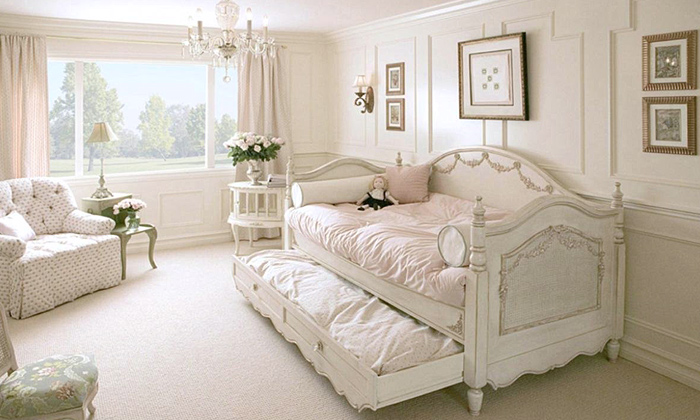 Интерьер с карнизами в стилях шебби-шик и винтаж