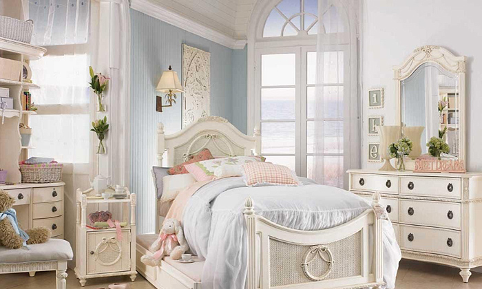 Интерьер с карнизами в стилях шебби-шик и винтаж