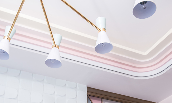 Интерьеры с карнизами в стилях шебби-шик и винтаж в коллекциях Orac Decor