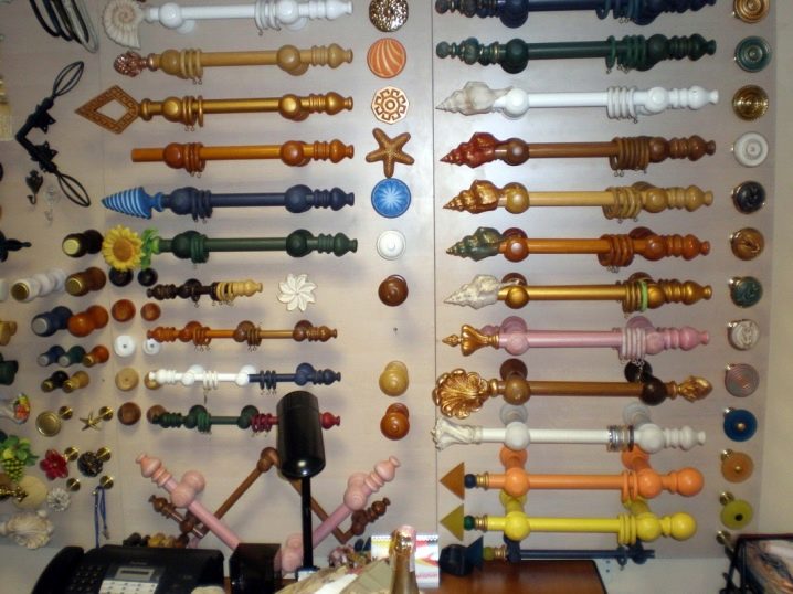 Потолочные плинтуса из пенопласта и полиуретана - какие из них выбрать