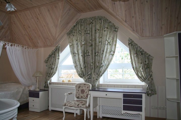 Шторы на мансардные окна со скошенным потолком: идеи как повесить