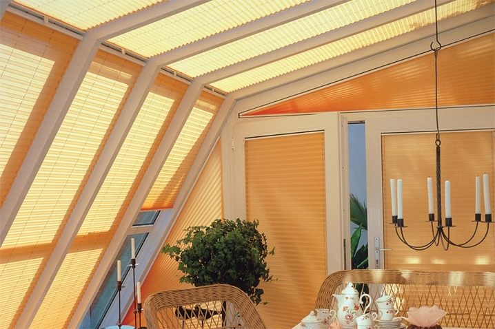 Шторы на мансардные окна со скошенным потолком: идеи как повесить