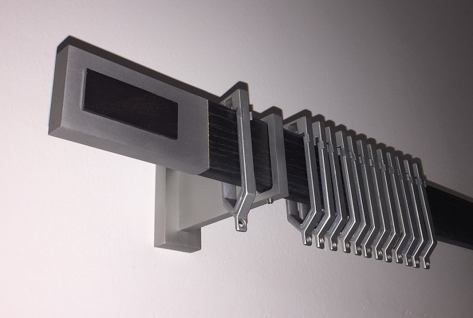 Как правильно провести монтаж карниза для штор на стену, общие требования и правила