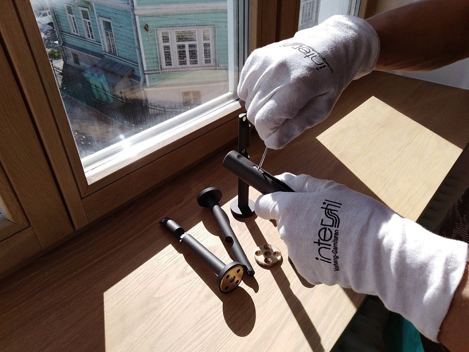 Как правильно провести монтаж карниза для штор на стену, общие требования и правила