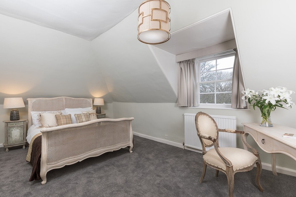 Шторы на мансардные окна — лучшие варианты на скошенные, треугольные окна