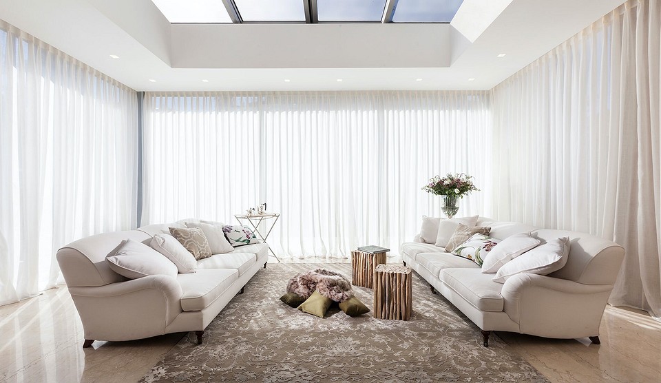 Потолочные плинтуса из пенопласта и полиуретана - какие из них выбрать