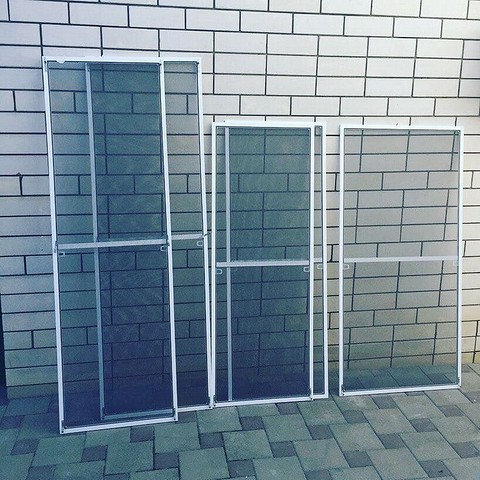 Детали отпиливают, края зачищают до гладкости. Элементы раскладывают на ровной основе, пазами вверх. Складывают из них прямоугольник. По углам надевают держатели. Их пазы тоже направлены...