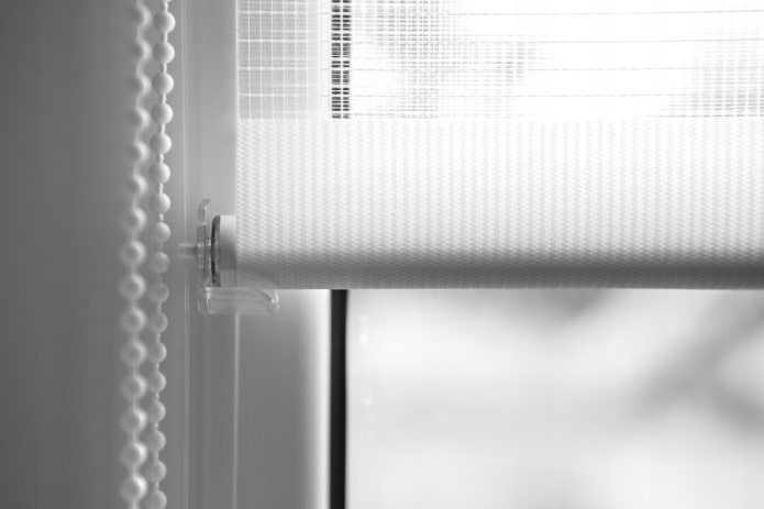 белая рулонная штора с направляющими белая рулонная штора с направляющими