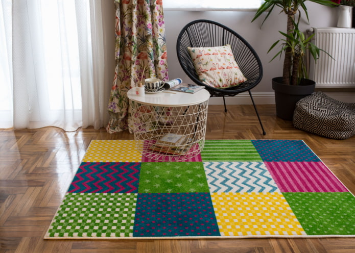 яркий ковер в интерьере