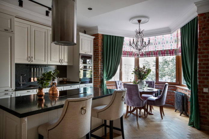 Изумрудные шторы и кирпич Изумрудные шторы и кирпич