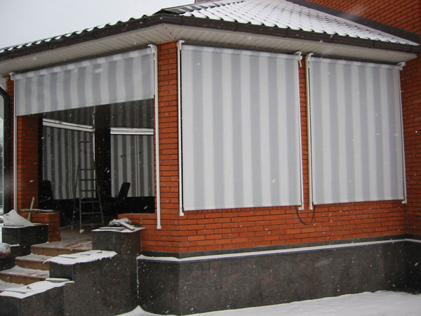 Особенности уличных рулонных штор для беседки, веранд и террас