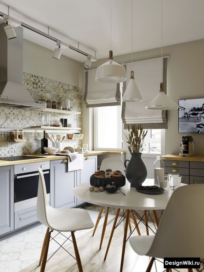 Римские шторы на серой кухне с балконной дверью