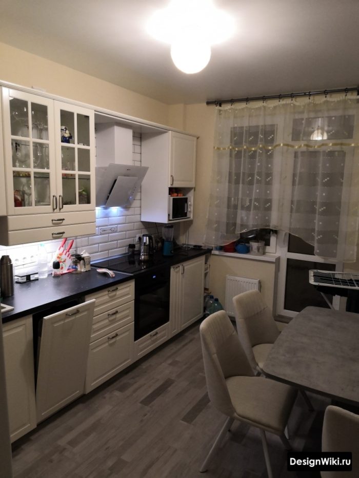 Тюль с золотой нитью на кухне с балконом