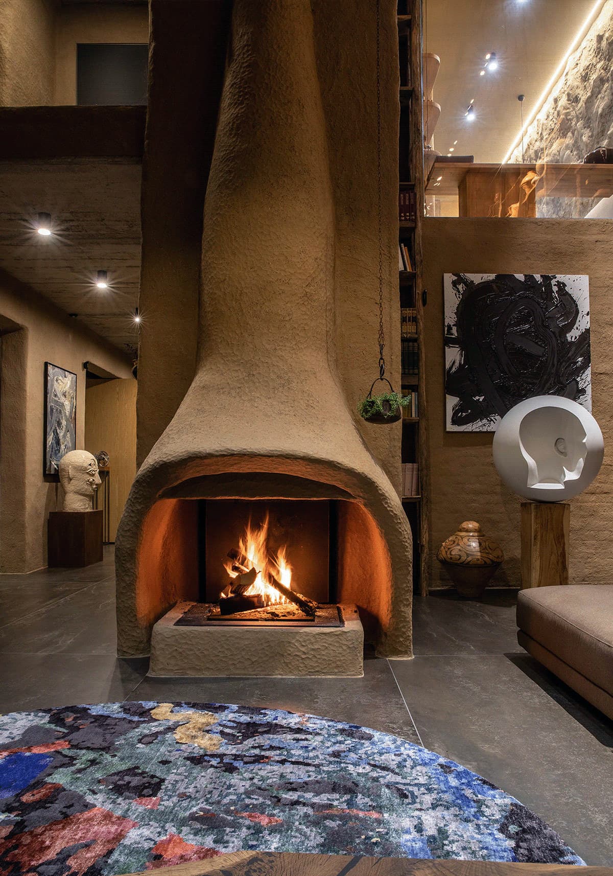 Большой камин с красивым дизайном