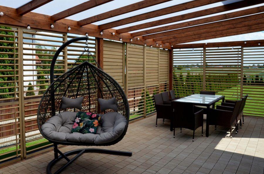 Особенности уличных рулонных штор для беседки, веранд и террас