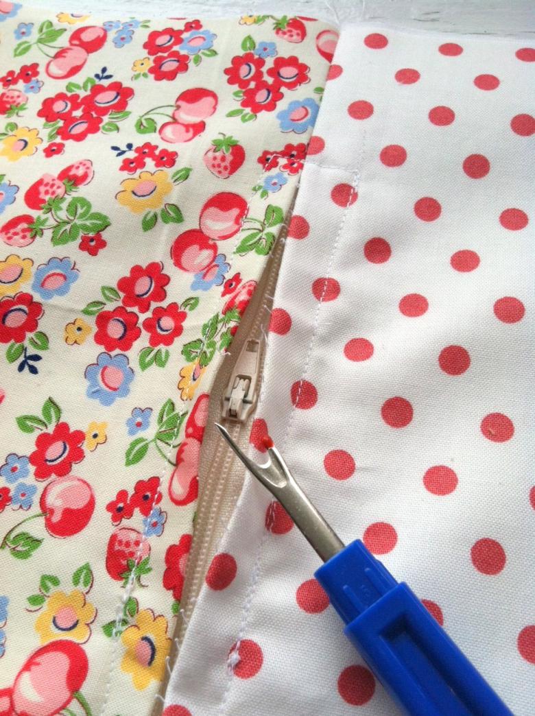 Как сшить наволочку своими руками 50 на 70, 70 на 70, с запахом, на молнии: пошаговая инструкция