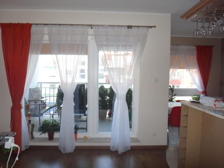 Какие шторы выбрать для лоджии, основные виды и как повесить