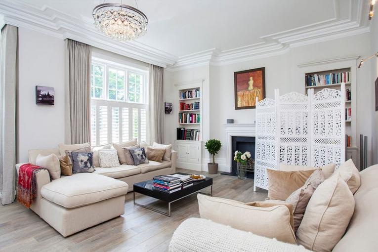 Шторы на потолочном карнизе в интерьере: виды, размер