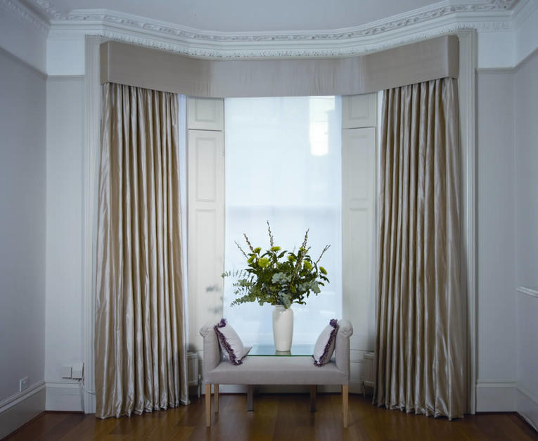 Шторы на потолочном карнизе в интерьере: виды, размер