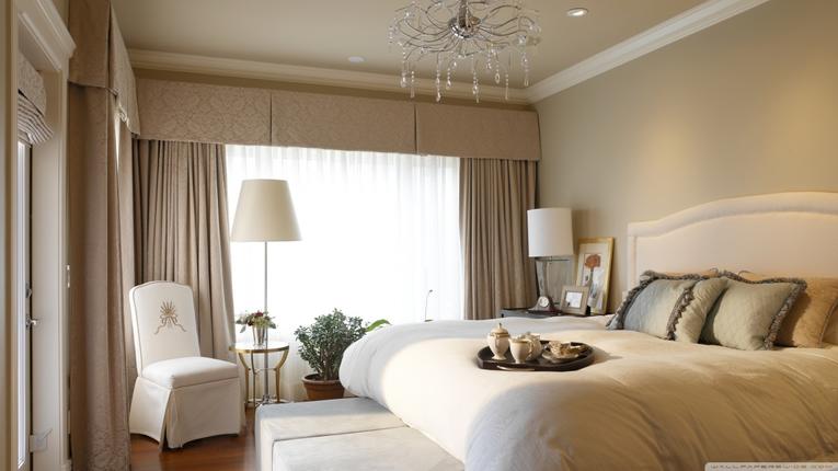 Бежевые шторы и серые обои