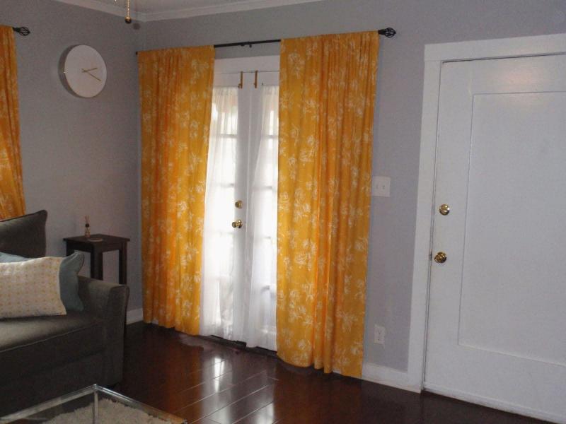 Шторы в интерьере гостиной 5