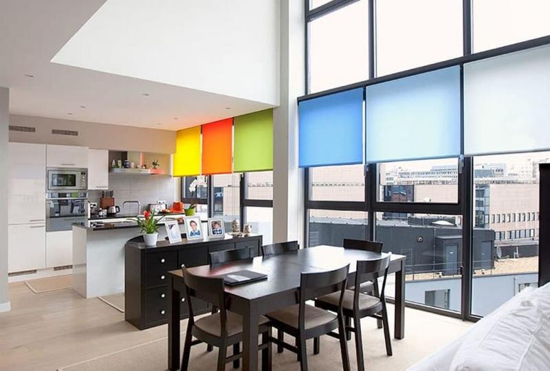 Рулонные шторы в интерьере кухни 10