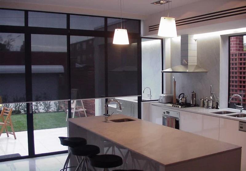 Рулонные шторы в интерьере кухни 2