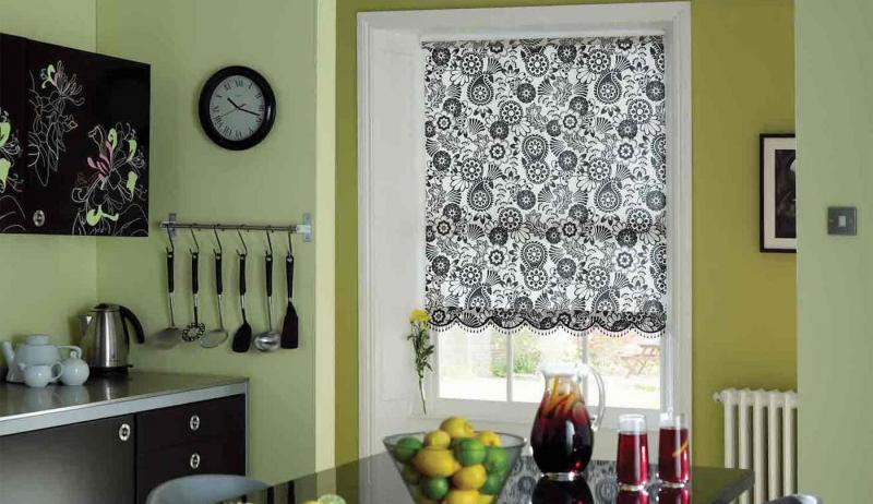Рулонные шторы в интерьере кухни 3