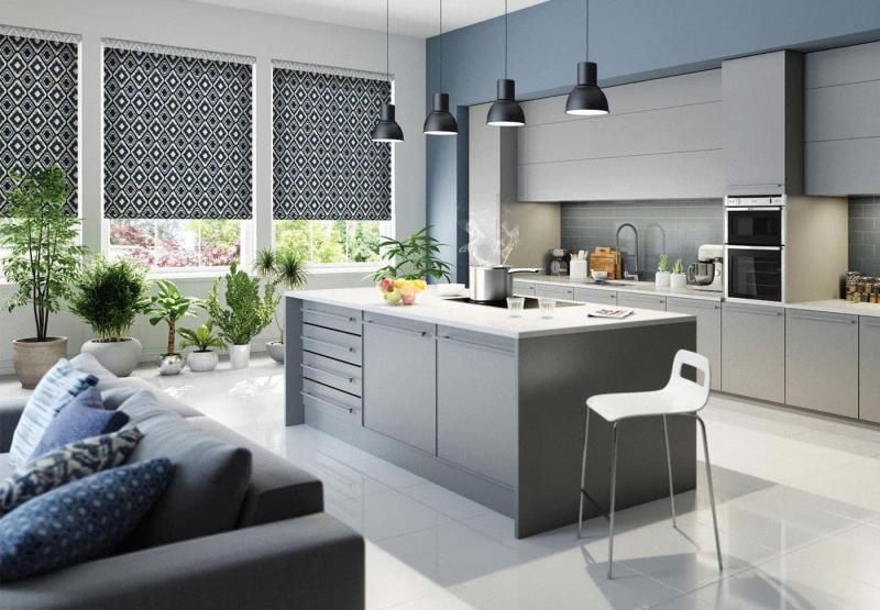 Рулонные шторы в интерьере кухни 4