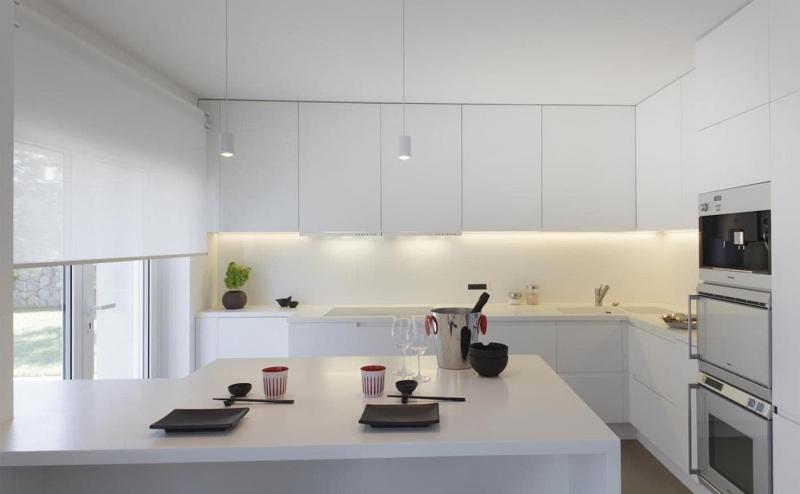 Рулонные шторы в интерьере кухни 5