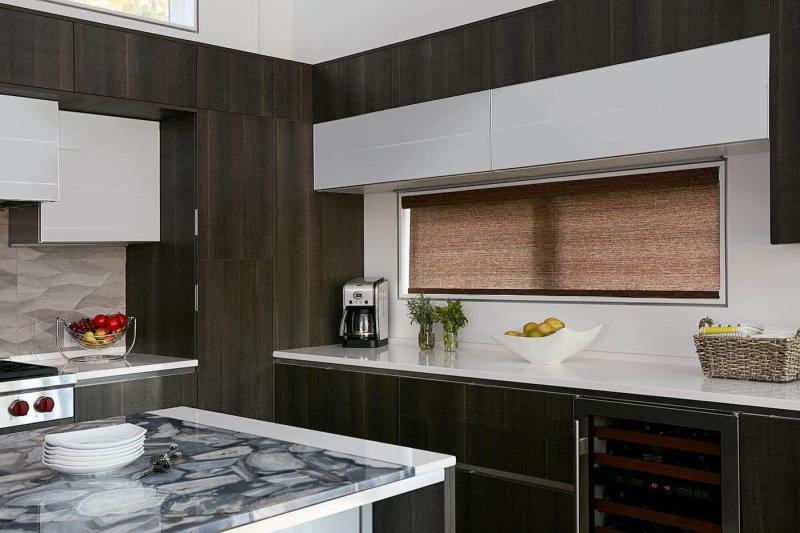 Рулонные шторы в интерьере кухни 7