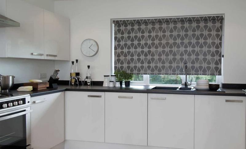 Рулонные шторы в интерьере кухни 8