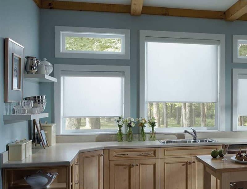 Рулонные шторы в интерьере кухни 9