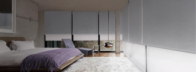 Рулонные шторы в интерьере спальни 6