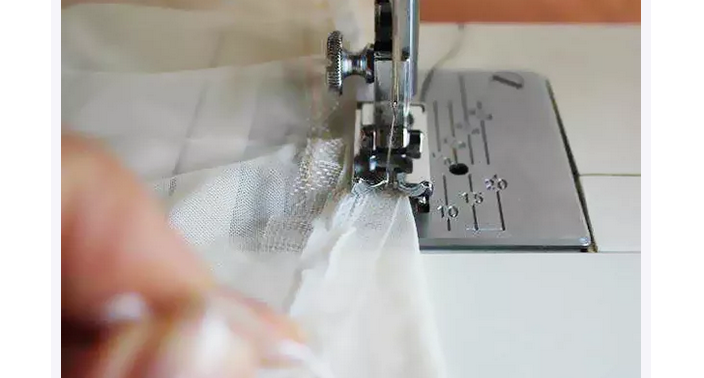 Прострочите края тюля