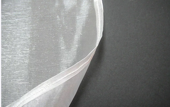 Подогните края тюля