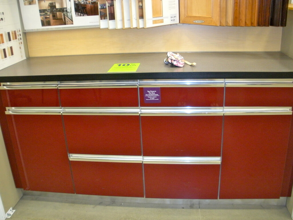 бордовые фасады с хромированными деталями Сочетание хромированных деталей и бордового