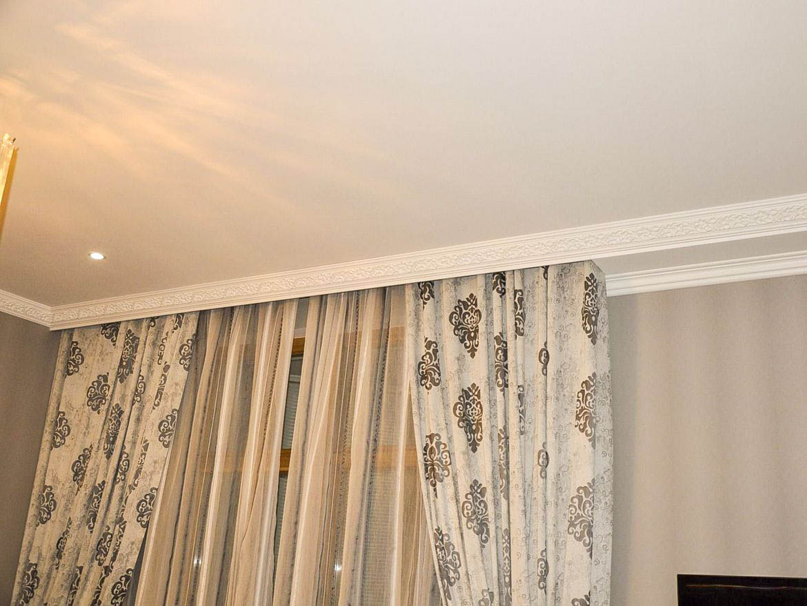 Как выбрать карниз для натяжных потолков?