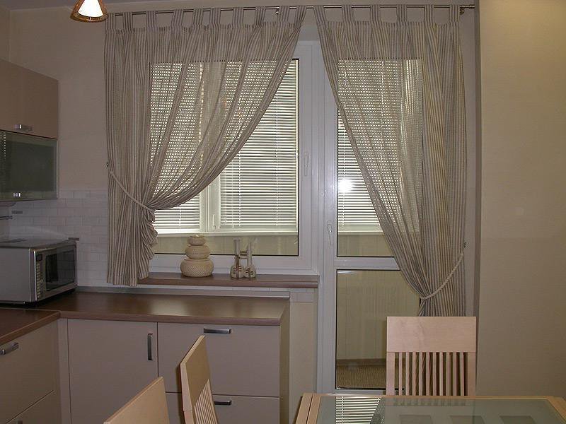 Шторы на кухню с балконной дверью