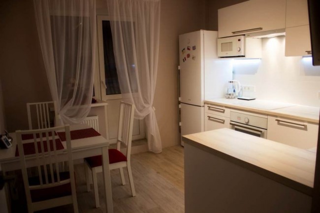 Шторы на кухню с балконной дверью