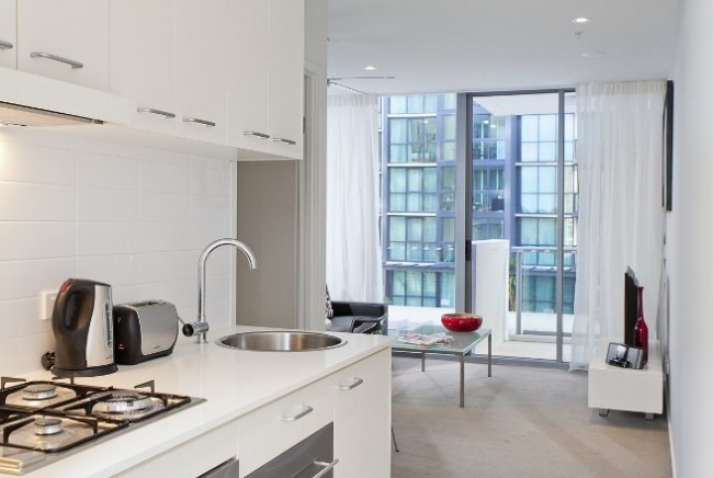 Шторы на кухню с балконной дверью