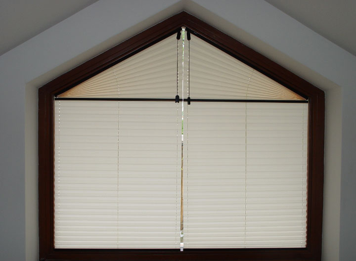 Шторы трапеция на окно и треугольные рамы - как выбрать и закрепить их