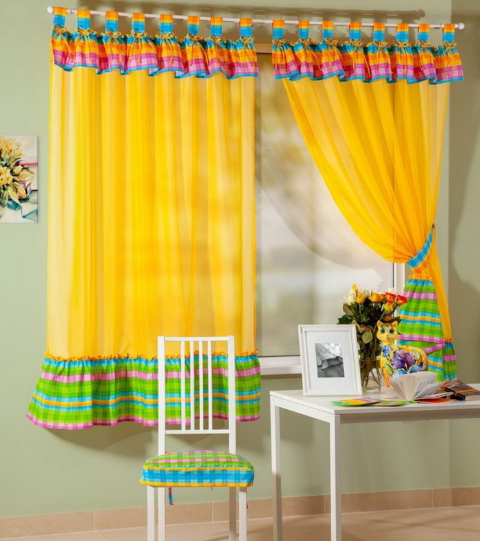 Дизайн кухни бордового цвета, сочетание с белым, желтым цветом