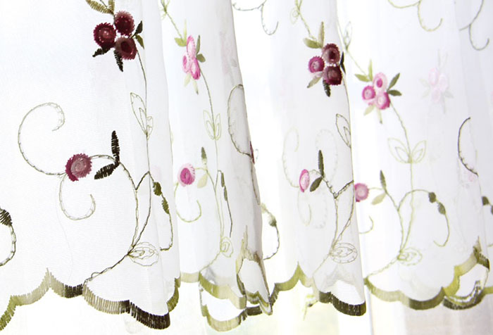 Белая гардина для кухни с яркой вышивкой