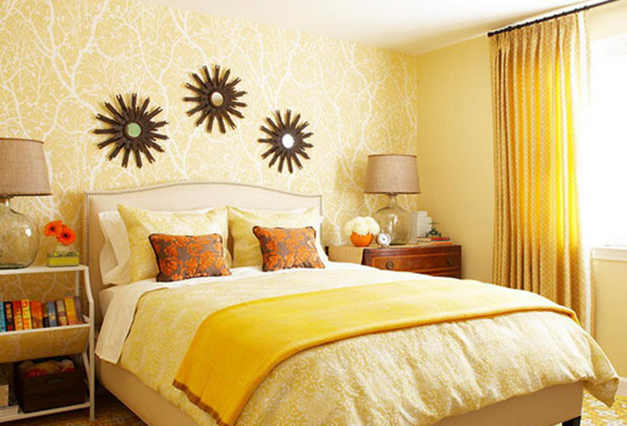 Мелкий принт на шторах в спальне с желтыми обоями