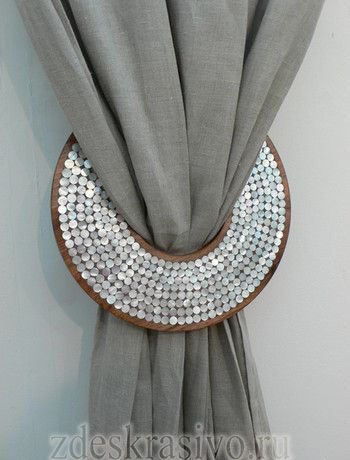 Простые и красивые подхваты для штор своими руками из диска и пайеток